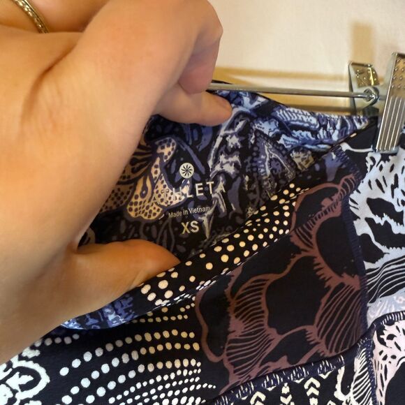 Athleta Patchwork Salutation 7/8 Tight Navy Floral Paisley Crop Leggings Size XS - Picture 3 of 5